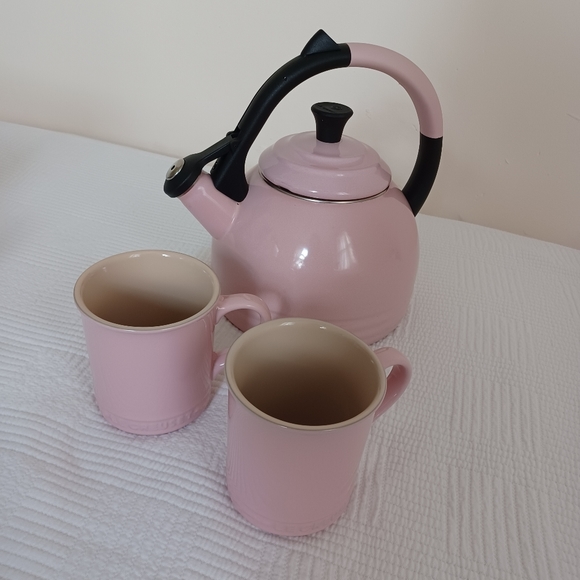 Le Creuset Kettle & Mug Set Chiffon Pink Peruh Tea Kettle  with stoneware mugs - Picture 11 of 17